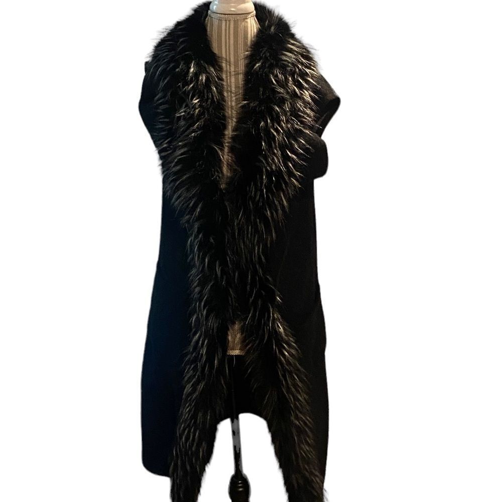 Suomi size small wool blend king vest with faux fur trim excellent condition